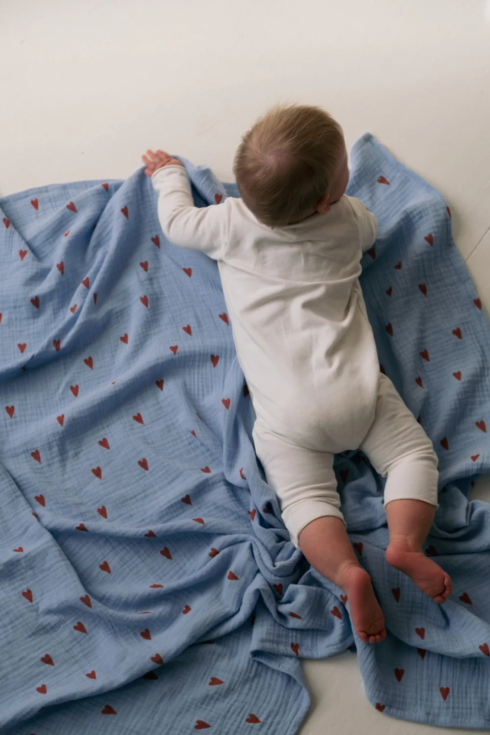 Swaddle Print Medium Blue Hearts, Studio Noos