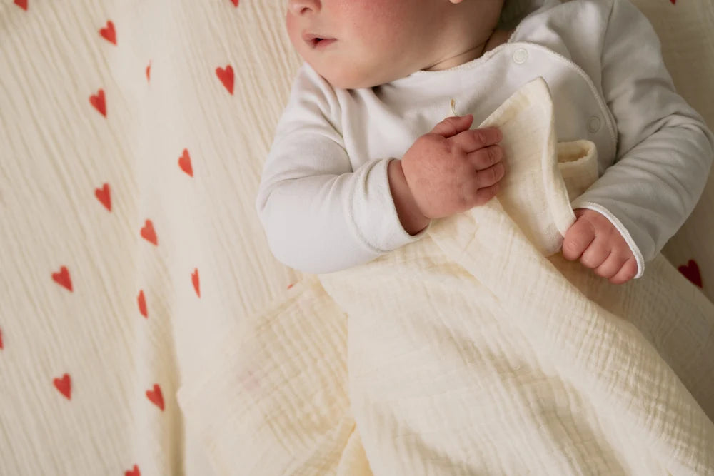 Swaddle Print Medium Beige Hearts, Studio Noos